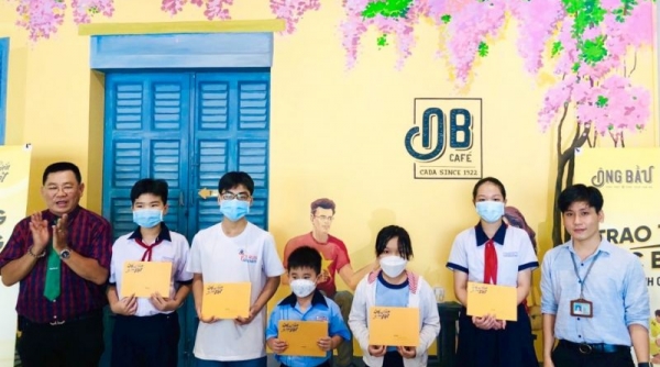 Quỹ Phát triển Tài năng Việt của Ông Bầu trao học bổng cho thiếu nhi vượt khó tại TP. Hồ Chí Minh