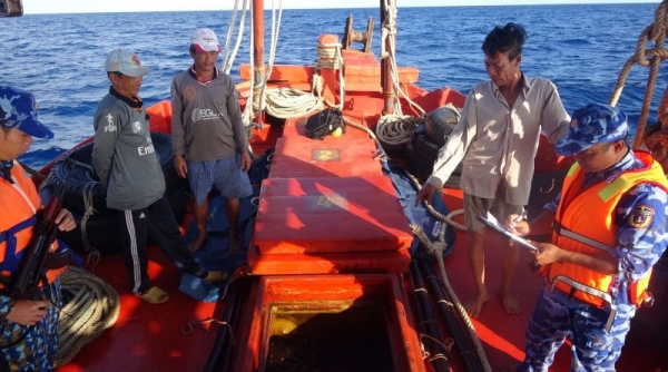 Cảnh sát biển bắt giữ một tàu vận chuyển khoảng 70.000 lít dầu DO không rõ nguồn gốc