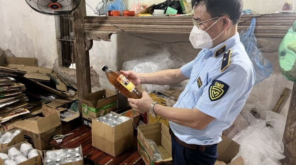 Quản lý thị trường Hà Nội bắt quả tang cơ sở sản xuất hơn 2.000 lít mật ong giả