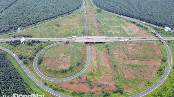 Xem xét chủ trương đầu tư đường bộ cao tốc Dầu Giây - Tân Phú