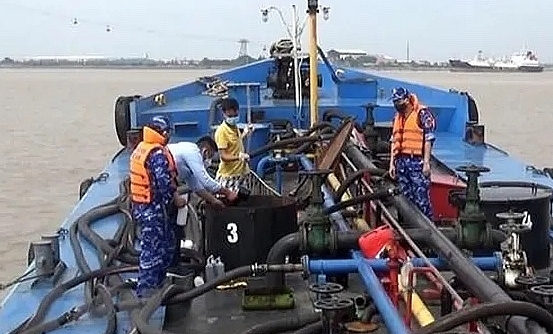 Cảnh sát biển bắt giữ tàu vận chuyển 25.000 lít dầu DO không rõ nguồn gốc