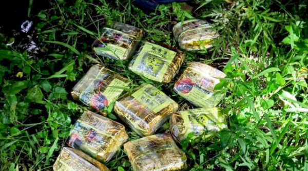 Bộ đội Biên Phòng Nghệ An truy tìm các đối tượng vứt 10kg ma tuý trốn trong rừng