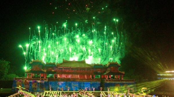 Quảng trường Ngọ Môn rực rỡ đêm khai màn Festival Huế 2022