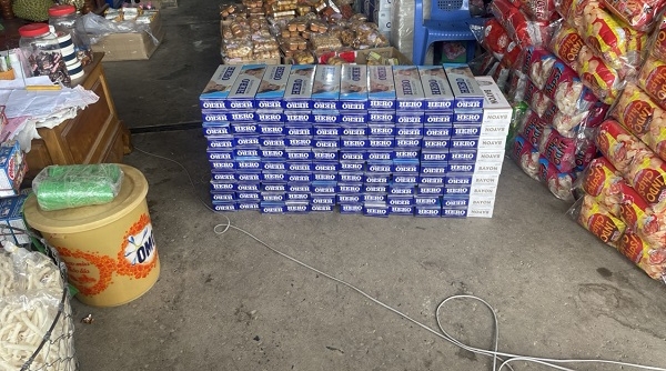 Tây Ninh: Phát hiện cửa hàng tạp hóa bày bán hơn 1.000 bao thuốc lá nhập lậu