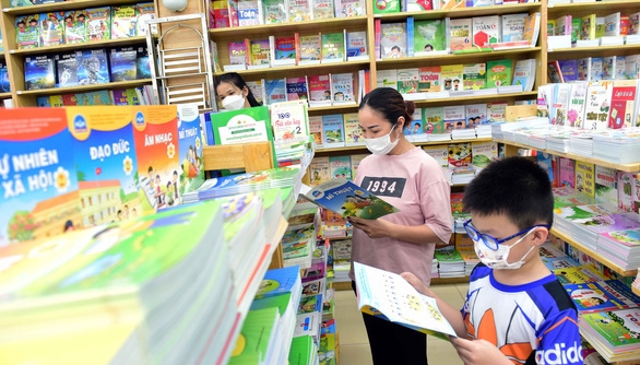 TP. Hồ Chí Minh yêu cầu trường học không được ép buộc phụ huynh mua sách tham khảo