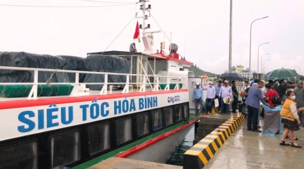 Tàu đầu tiên cập Cảng Bến Đình, huyện đảo Lý Sơn an toàn
