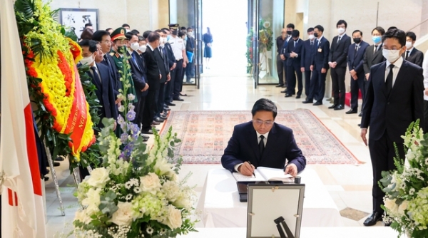 Thủ tướng Phạm Minh Chính ghi sổ tang tưởng niệm cựu Thủ tướng Nhật Bản