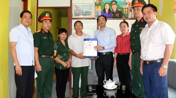 Lãnh đạo tỉnh Lào Cai thăm, tặng quà gia đình người có công tại thị xã Sa Pa