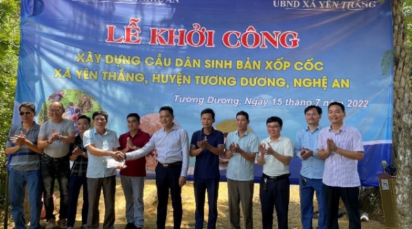 CLB Tennis Báo chí Nghệ An tặng cầu vượt lũ cho người dân bản Xốp Cốc