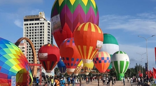 Rực rỡ sắc màu Ngày hội khinh khí cầu tại phố biển Cửa Lò