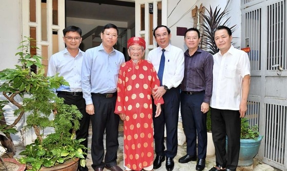 Bí thư Thành ủy TP. Hồ Chí Minh thăm, mừng đại thọ nhà nghiên cứu Nguyễn Đình Tư