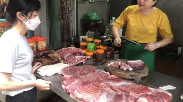 Giá thịt lợn tăng chóng mặt, người tiêu dùng ‘méo mặt thắt lưng buộc bụng’
