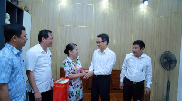 Phó Thủ tướng Vũ Đức Đam thăm nữ anh hùng ‘đếm bom’ ở Đồng Lộc