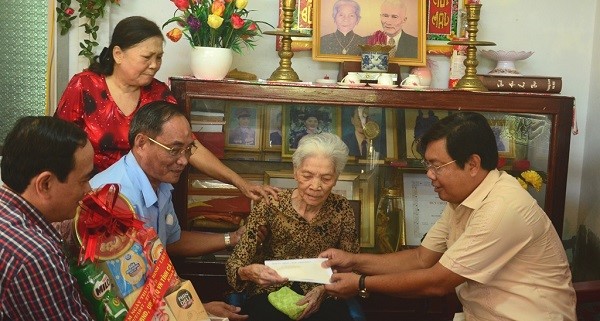 Cà Mau: Bí thư Tỉnh ủy, Chủ tịch HĐND tỉnh thăm tặng quà cho các đối tượng chính sách trên địa bàn huyện Cái Nước