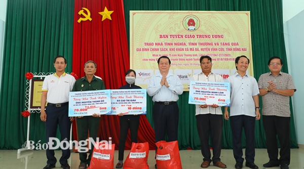 Trưởng ban Tuyên giáo Trung ương trao nhà tình nghĩa cho cựu chiến binh ở Đồng Nai