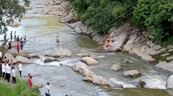Hai du khách tại Sa Pa bị nước cuốn trôi khi ra suối chụp ảnh