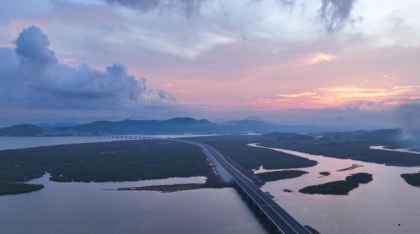 Lý giải việc vì sao cao tốc Hạ Long - Móng Cái dài 176 km hiện chưa có cây xăng, trạm dừng nghỉ