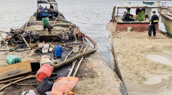 Bắt giữ thuyền của "cát tặc" đang khai thác khoáng sản trái phép trên sông