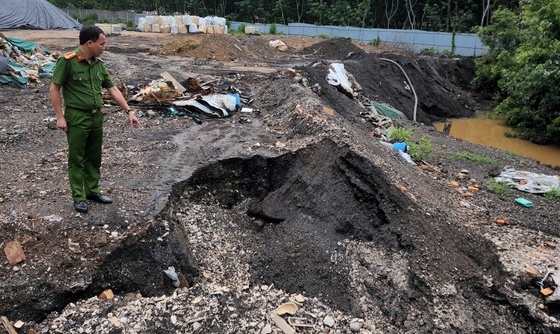 Phát hiện bãi chôn lấp chất thải trái phép quy mô lớn ở Bình Dương