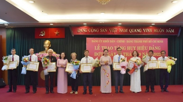 TP. Hồ Chí Minh trao huy hiệu Đảng cho 16 đảng viên