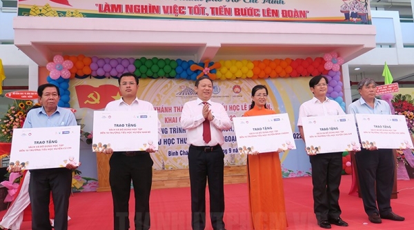 TP. Hồ Chí Minh trao tặng sách và đồ dùng học tập cho các trường tiểu học huyện ngoại thành