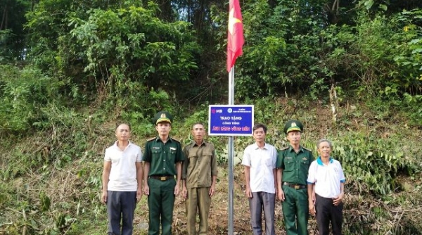 Trao tặng 03 công trình “Ánh sáng vùng biên” cho người dân biên giới Quảng Bình