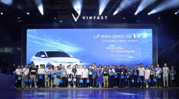 VINFAST bàn giao 100 ô tô điện VF 8 đầu tiên, chuẩn bị xuất khẩu ra quốc tế
