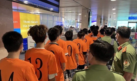 Công an TP. Hồ Chí Minh trục xuất 14 người nhập cảnh trái phép