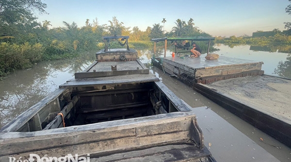 Tiếp tục phát hiện ghe khai thác cát trái phép trên sông Đồng Nai
