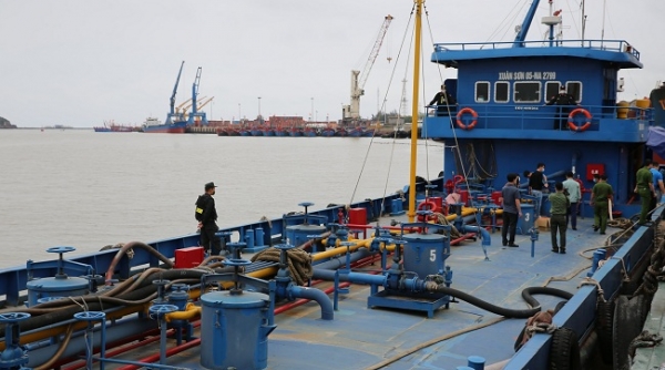 Thanh Hoá bắt giữ tàu vỏ thép đang bơm hút gần 127.000 lít xăng chưa rõ nguồn gốc