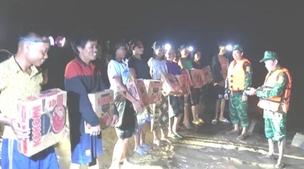Bội đội Biên phòng Quảng trị xuyên đêm cứu trợ người dân bị ngập lụt