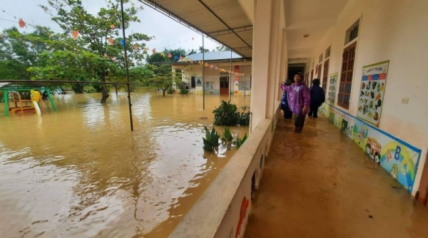 Hơn 300 trường ở Nghệ An cho học sinh nghỉ học do bị ngập lụt