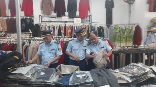 Lạng Sơn buộc tiêu hủy 2 lô hàng hóa quần áo giả mạo nhãn hiệu
