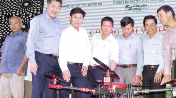 Quảng Trị nhận bàn giao 10 máy bay không người lái cho các tổ khuyến nông cộng đồng