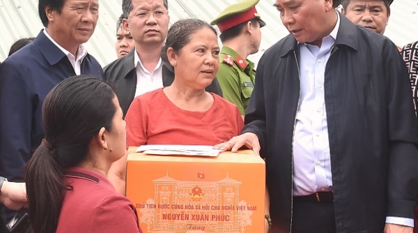 Chủ tịch nước Nguyễn Xuân Phúc thăm người dân bị thiệt hại trong mưa lũ tại TP. Đà Nẵng