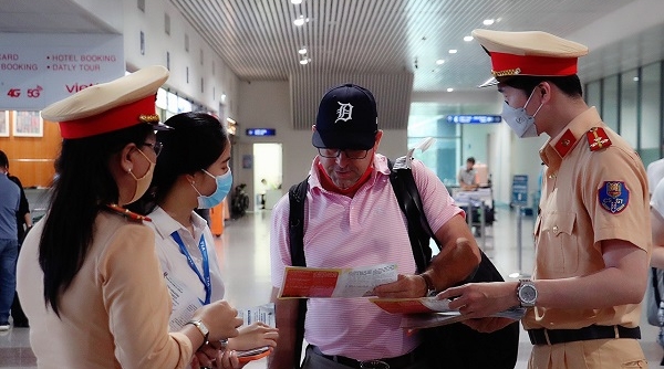 Tuyên truyền trật tự an toàn giao thông tại cảng hàng không quốc tế Tân Sơn Nhất