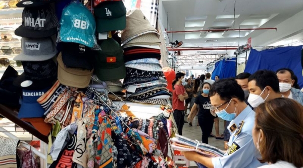 Thu giữ hàng nghìn sản phẩm đồ hiệu giả ở 'thiên đường mua sắm' Saigon Square