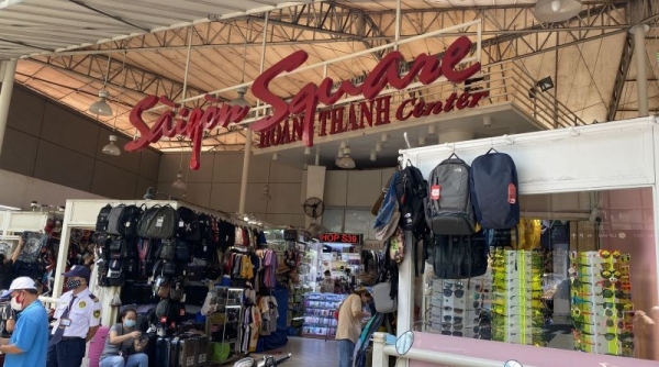 Ngày thứ hai bị quản lý thị trường “đột kích”, nhiều gian hàng tại Saigon Square đóng cửa