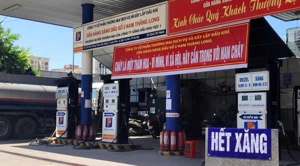 Nhiều cây xăng ở Hà Nội đóng cửa là do người dân địa phương khác đổ dồn về mua xăng