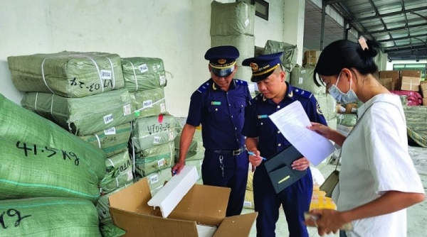 Hải quan Lạng Sơn tạm giữ hơn 2.000 đôi giày giả xuất xứ Việt Nam
