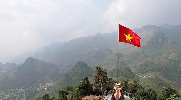 Lào Cai: Lễ thượng cờ Tổ quốc trên đỉnh núi Cô Tiên