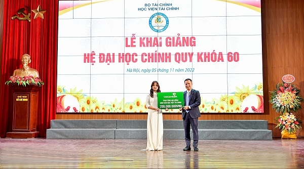 Vietcombank trao tặng học bổng trị giá 200 triệu đồng cho sinh viên HVTC