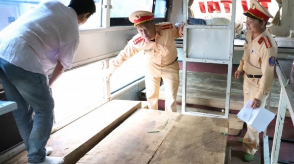Công an Hà Tĩnh phát hiện 2 xe khách chở 17 phiến gỗ lậu