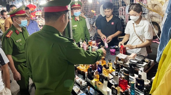 Phát hiện hàng trăm chai nước hoa giả tại chợ đêm Hà Nội
