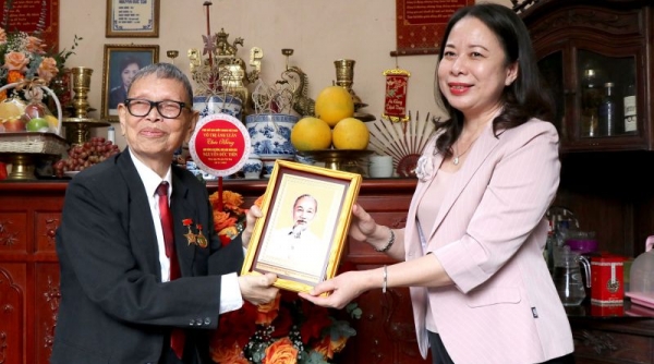 Phó Chủ tịch nước thăm, tặng quà nhà giáo Nguyễn Đức Thìn tại Bắc Ninh