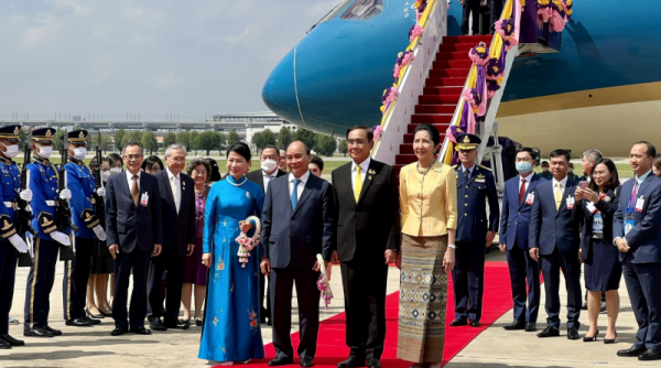 Thủ tướng Thái Lan Prayut Chan-o-cha đón Chủ tịch nước Nguyễn Xuân Phúc tại sân bay