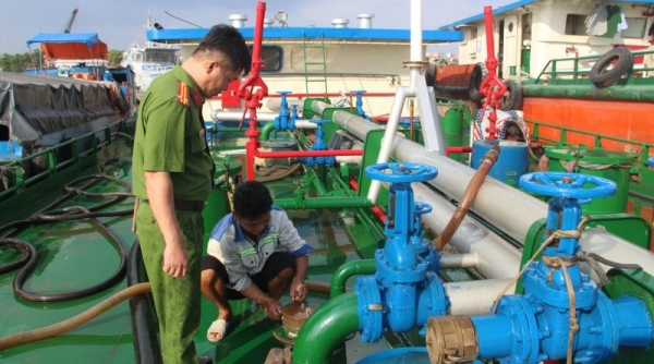 Bắt thuyền trưởng cùng 04 thuyền viên hút trộm hàng trăm lít xăng trên sông Đồng Nai