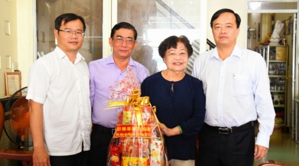 Chủ tịch UBND tỉnh Cà Mau thăm, tặng quà nhà giáo ưu tú, giáo viên có hoàn cảnh khó khăn