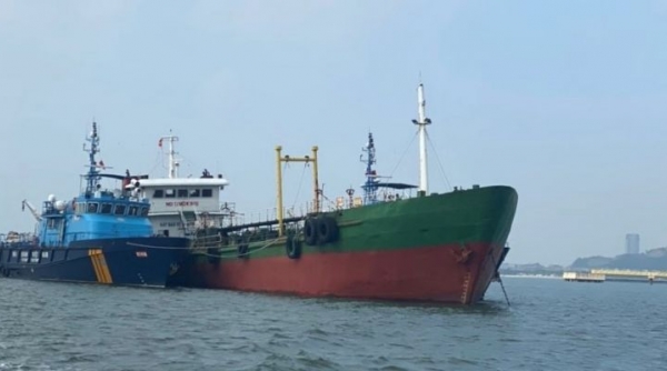 Lực lượng Hải quan tạm giữ tầu chở 180 tấn dầu FO không rõ nguồn gốc
