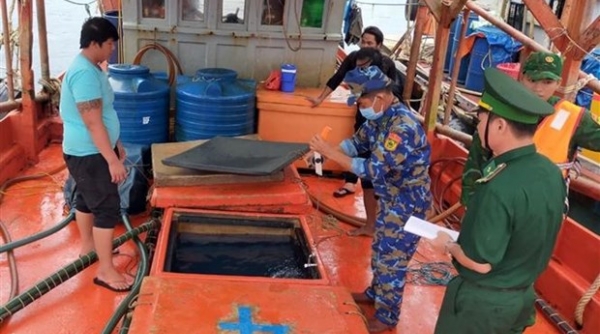 Tạm giữ 2 tàu chở 62.000 lít dầu DO không rõ nguồn gốc tại Kiên Giang